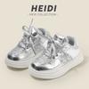 Dziecięce buty sportowe 2025 wiosna i jesień nowe buty casual dla dziewcząt cekinowy trend buty deskorolkowe dla chłopców miękka podeszwa buty dla niemowląt pojedyncze