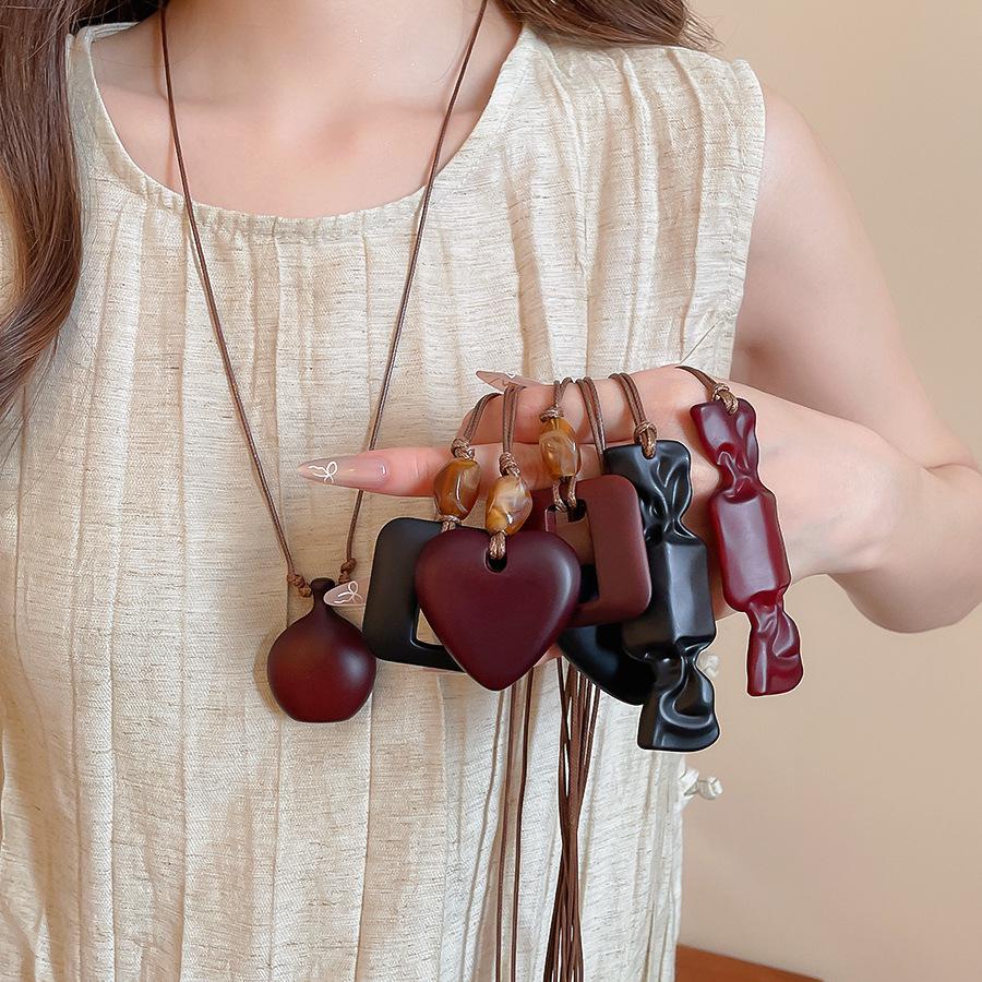 Artistic Retro Resin Heart Necklace: Simple, Fashionable, Versatile Sweater Chain with a High-Class Feel.