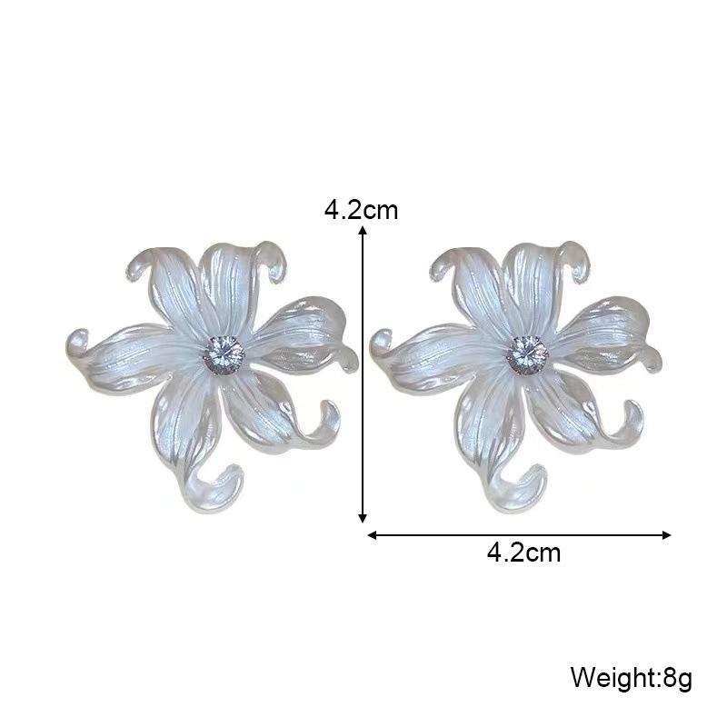 Schicke Lilien-Ohrstecker weiße Acrylblume für Damen ungewöhnliche Ohrringe gebogene Blütenblätter Kristallmitte einzigartiges Design Ohrring