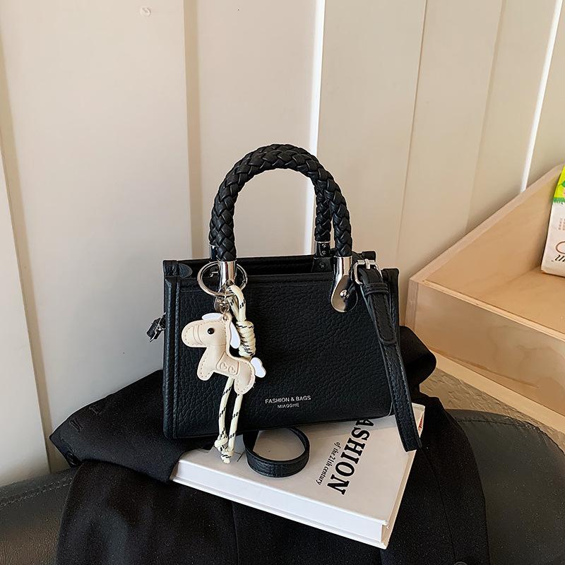 

New Korean version niche design mini messenger bag women s fashion woven handbag high-end versatile shoulder чёрный