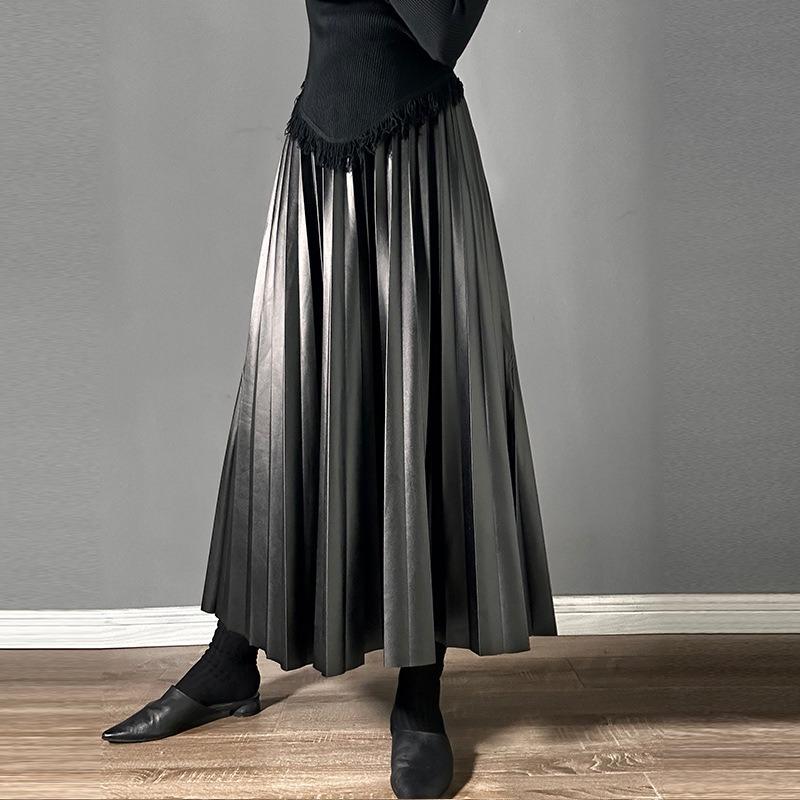 Der neue Rock für den Sommer 2025 ist hoch tailliert und dünn