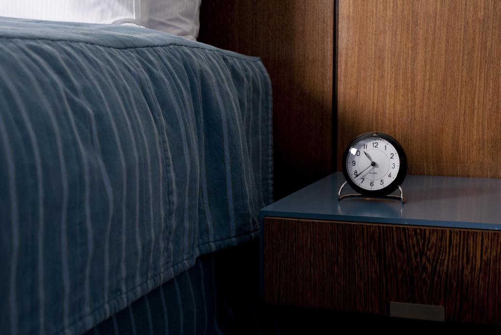 ARNE JACOBSEN Table Clock Alarm Clock 11cm Scandinavian Design Retro Alarm Sound STATION 43672 Black (Silent Design)