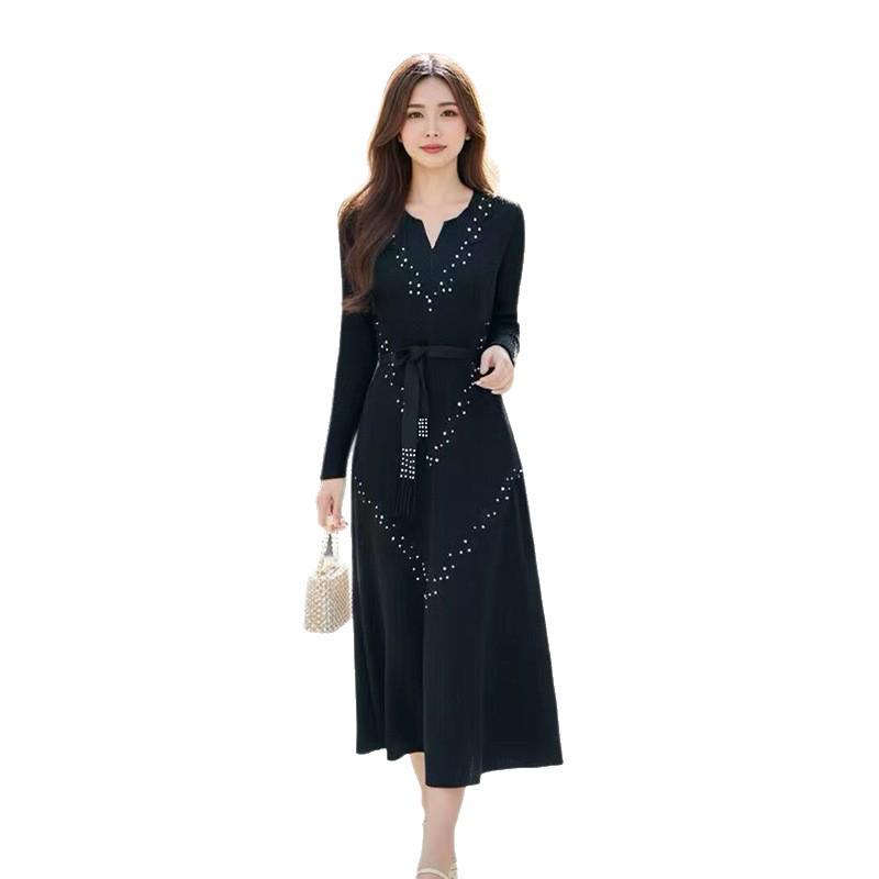 Elegant European & American Plus Size Pleated Dress: Waist-Cinching, Slimming, with Stylish Drill Details.