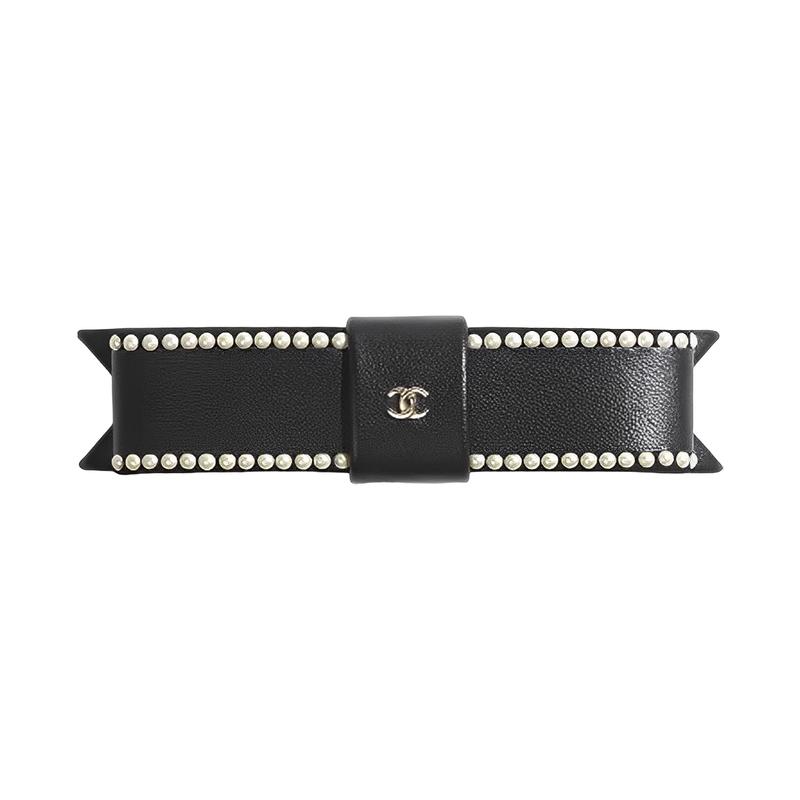 

CHANEL [23 spring and summer new products] 23S outer ring inlaid with glass pearls, lambskin bow, hairpin, women s black чорний