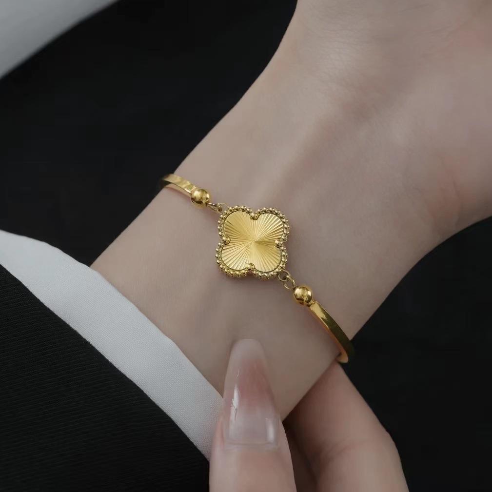 

Легкий роскошный интегрированный высококачественный браслет с четырьмя листьями травы Браслет Lucky Grass