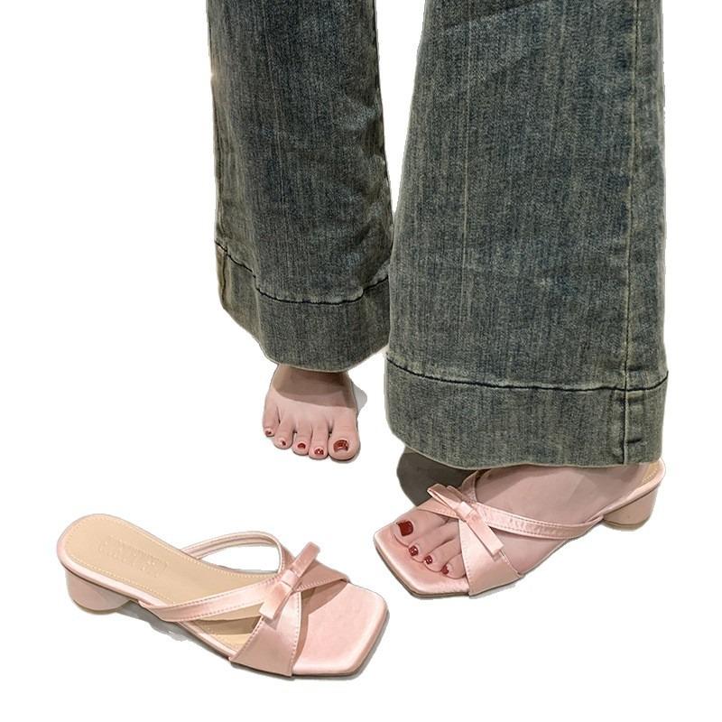 Neue Fliegen-Cool-Slipper, Sommer Silber mit Rock, eckige Zehenpartie, silberne Sandalen