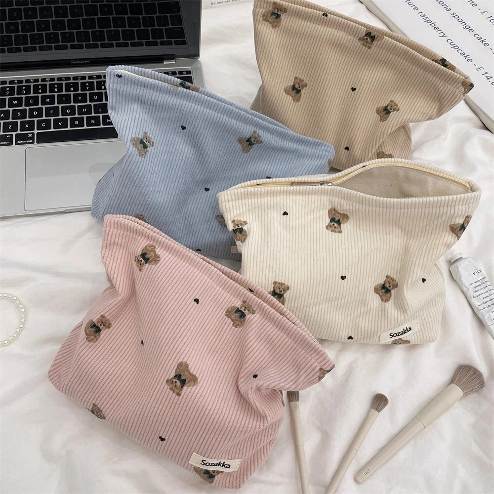 Schattige Cartoon Beer Corduroy Make-uptasjes voor Dames Draagbare Dames Clutch Portemonnee Lippenstift Make-up Doosje Commute Vrouwen Opbergtas