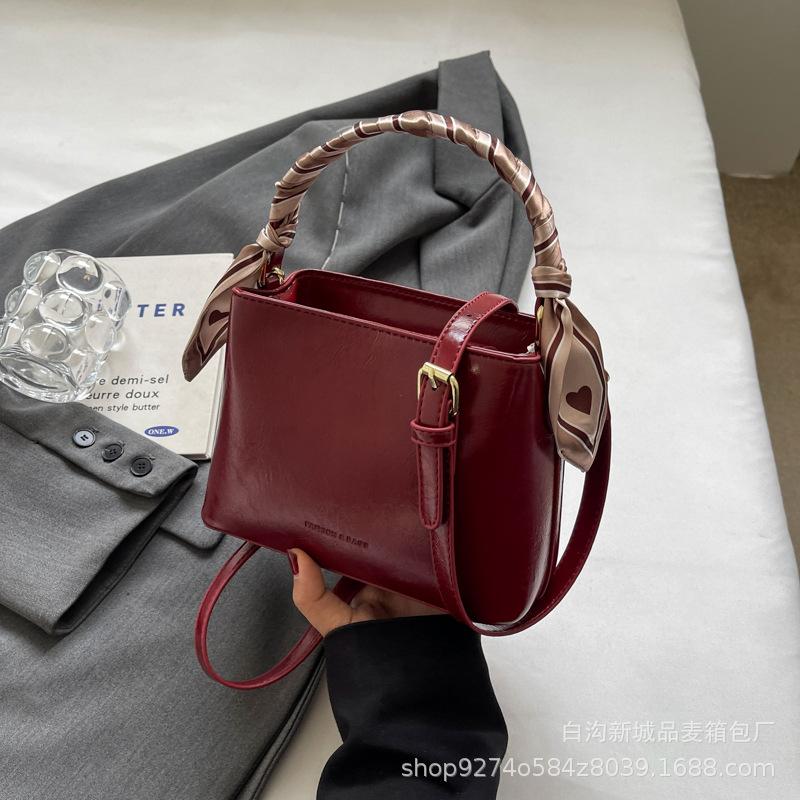

French niche temperament portable small bag women s 2025 new fashion explosion shoulder bag foreign style messenger bucket bag бордовый