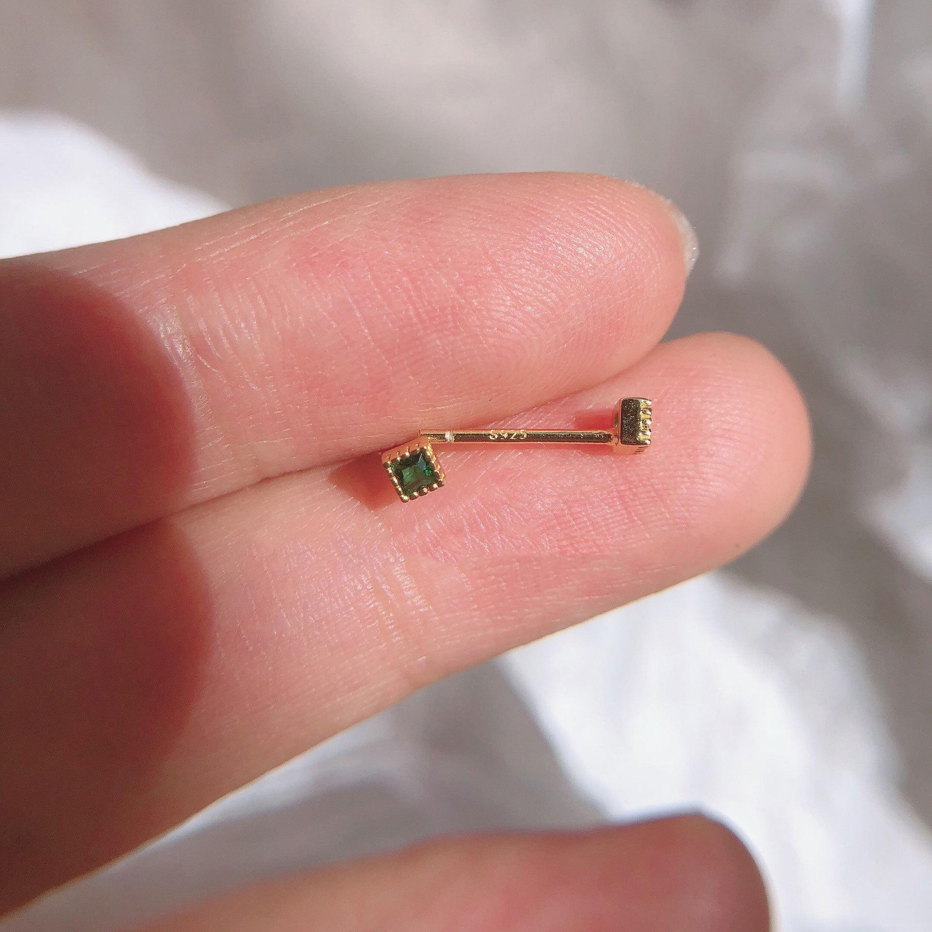 

Супер мини-серьги Sleep Without Pick с маленькими квадратными зелеными бриллиантами геометрической формы