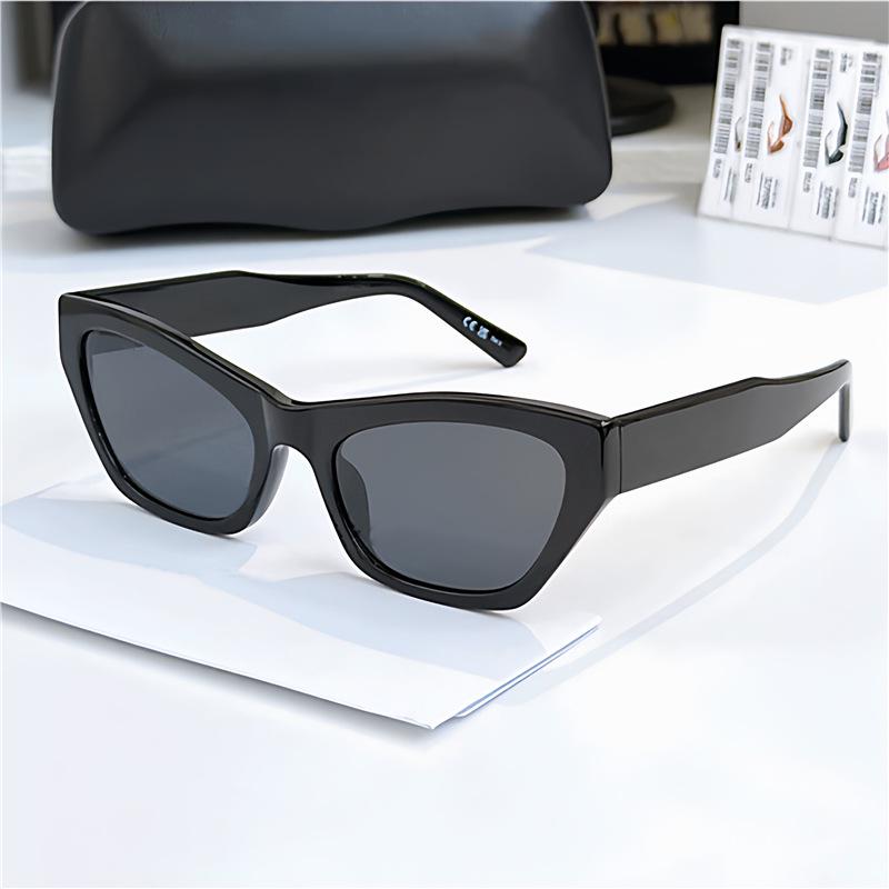 2026 Large Cat Eye Sunglasses for Women & Men, Slimming Black Frame, Trendy Sun Protection.