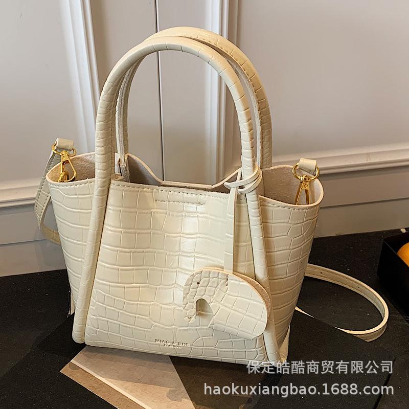 Super fire small bag women's summer versatile 2025 new fashion shoulder messenger bag this year popular portable bucket bag