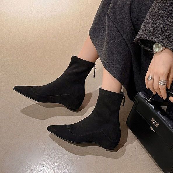 

Невысокий мужчина увеличивает рост и демонстрирует худобу Эластичные сапоги Новые замшевые короткие сапоги осень-зима 2025 Универсальные комбинированные остроносые тонкие сапоги 40