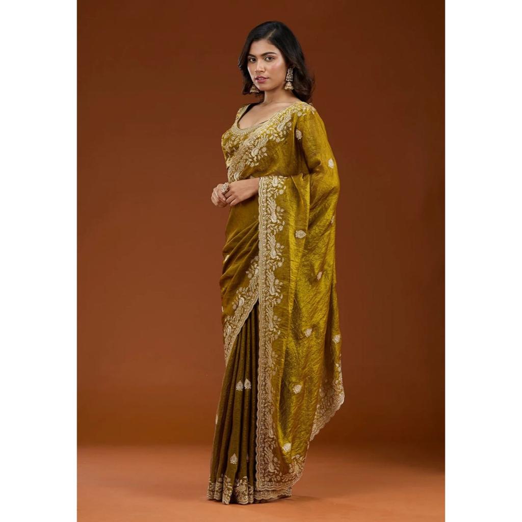 Wunderschöner Sari ist elegant mit schwerem Fandy Satinseiden-Sari dekoriert