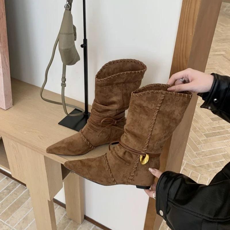 

Ботильоны на каблуке-рюмочке и с заостренным носком, с плиссированными ремешками, 2025 новинка, ретро, из замши, с отворотом, с металлической пряжкой на ремешке, модные короткие ботинки 40 коричневый