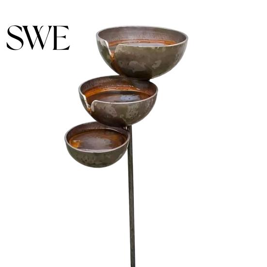 Frostbeständiger Gartenstab Metall Vogelbad Rustikal Vintage Regenauffänger mit 3-stufigen Außendekor-Schalen Bienen-Tränke für Außen Garten Terrasse