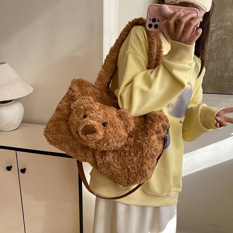 Nisch söt björndocka axelväska dam 2025 ny avslappnad stor kapacitet dubbel axel pälsig tygväska