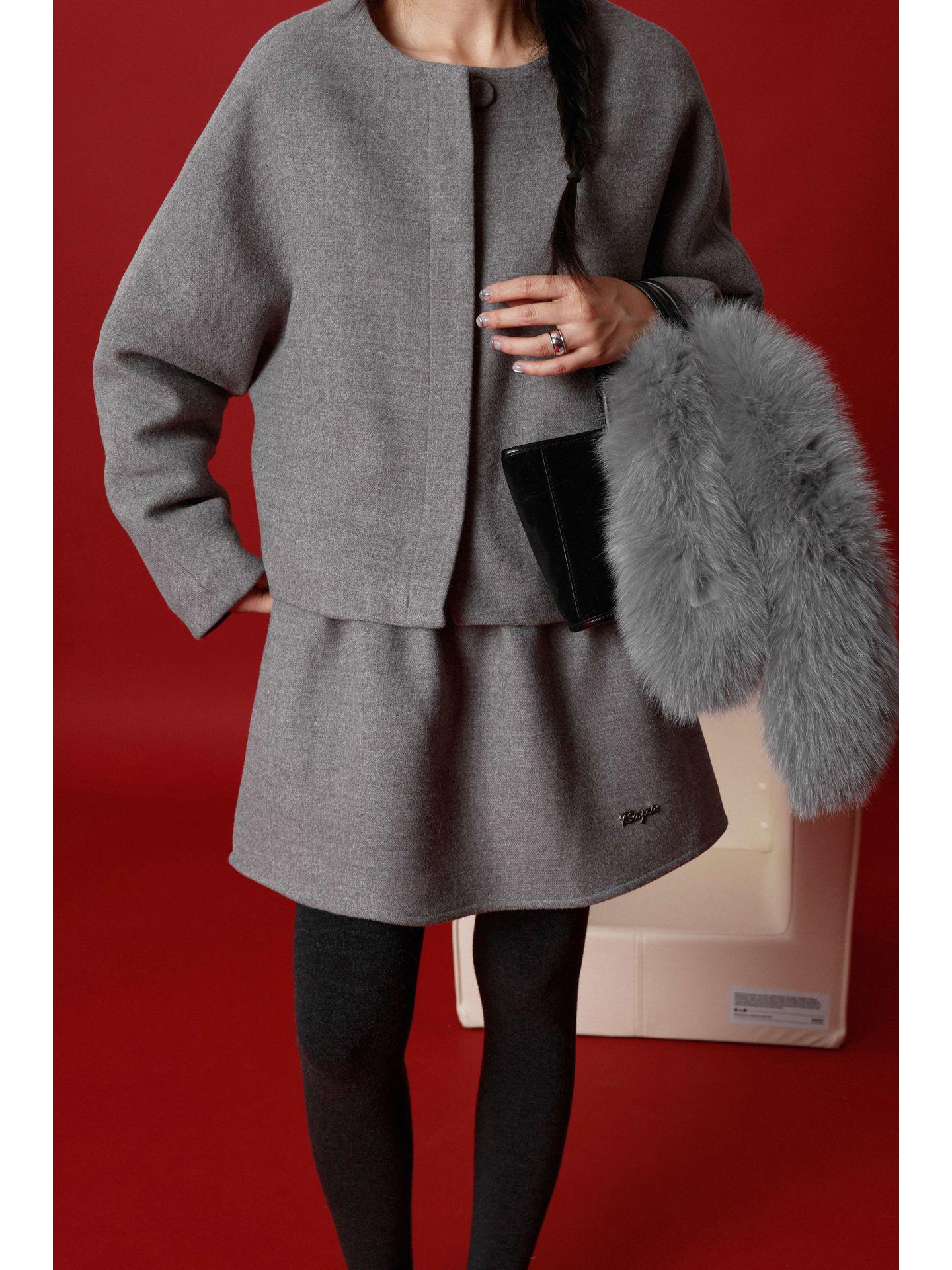 

Shi Jian Stylish Detachable Fur Collar Down Jacket & Slimming Skirt Set for Winter Warmth Small светло-серый