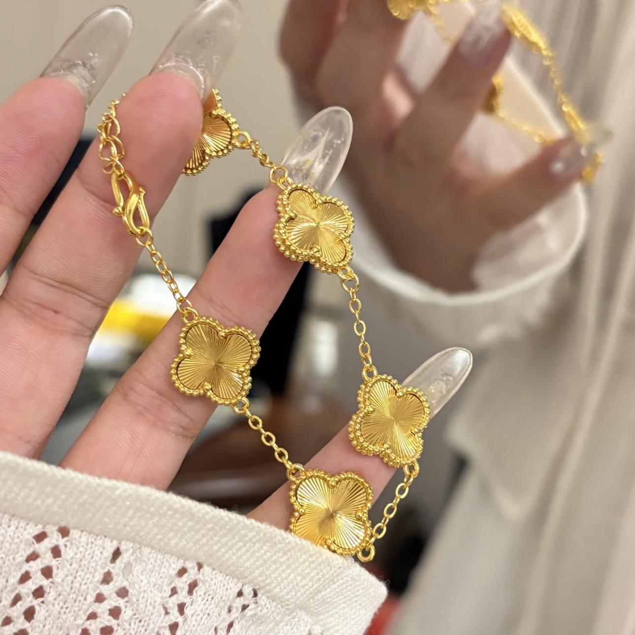 

Gold-Plated Four-Leaf Clover Bracelet - Light Luxury, High-End, Exquisite Design Laser Four-Leaf Clover Bracelet (S Hook)