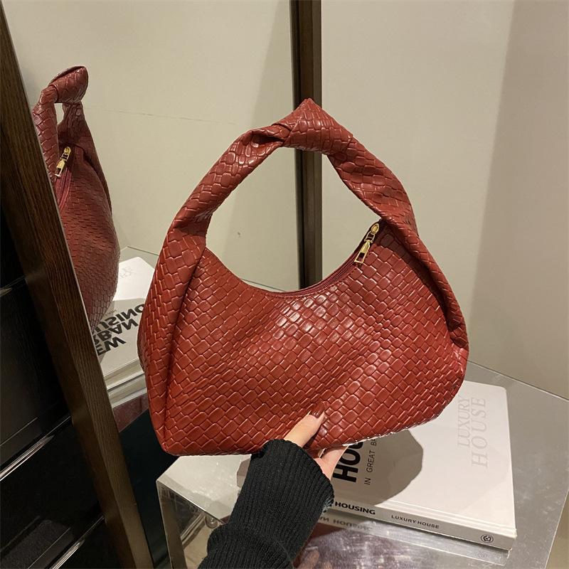 

2025 new casual retro large-capacity solid color popular foreign style fashion simple personality shoulder underarm commuter bag красный