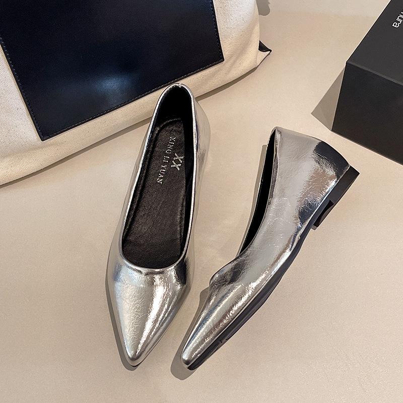 Single shoes women's 2025 spring and autumn new inner height increase thick heel pointed head shallow mouth retro French professional commuting shoes