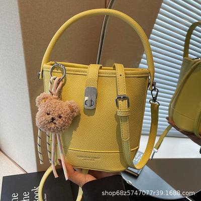 Kabelka taška dámska 2025 nová móda niche dizajn taška cez rameno dámska taška crossbody taška jednoduchý trend vrecová taška