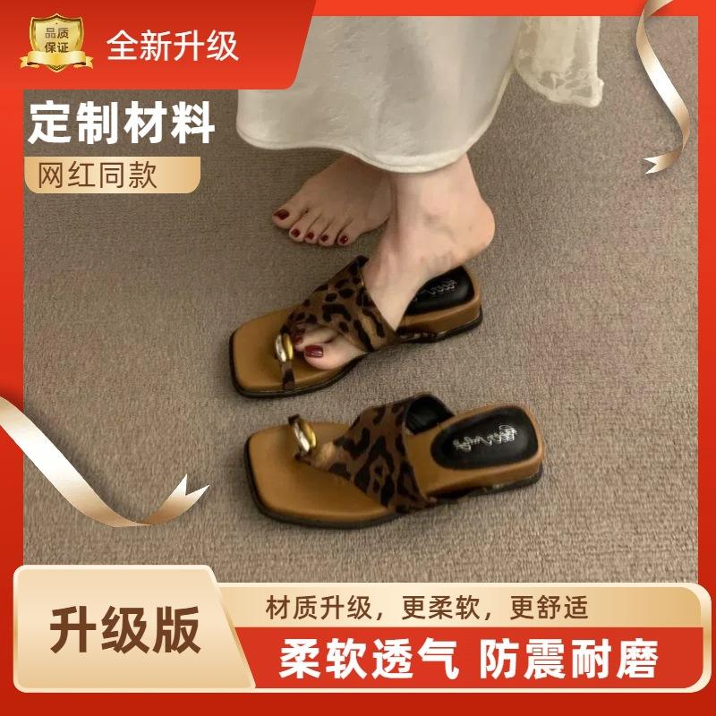 French retro metal buckle cover toe sandals women's 2025 new niche thick-soled one-pedal beach shoes summer wear