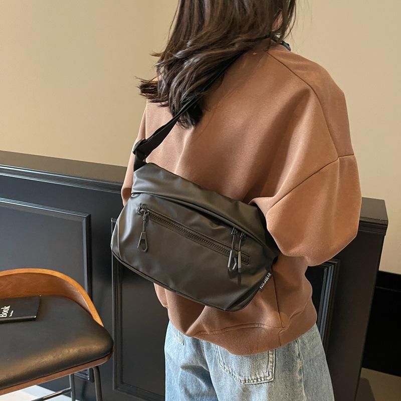 New Men's Bag Messenger Bag Niche Design 2025 Spring Commuting Large Capacity Shoulder Bag Simple Outdoor Small Square Bag
