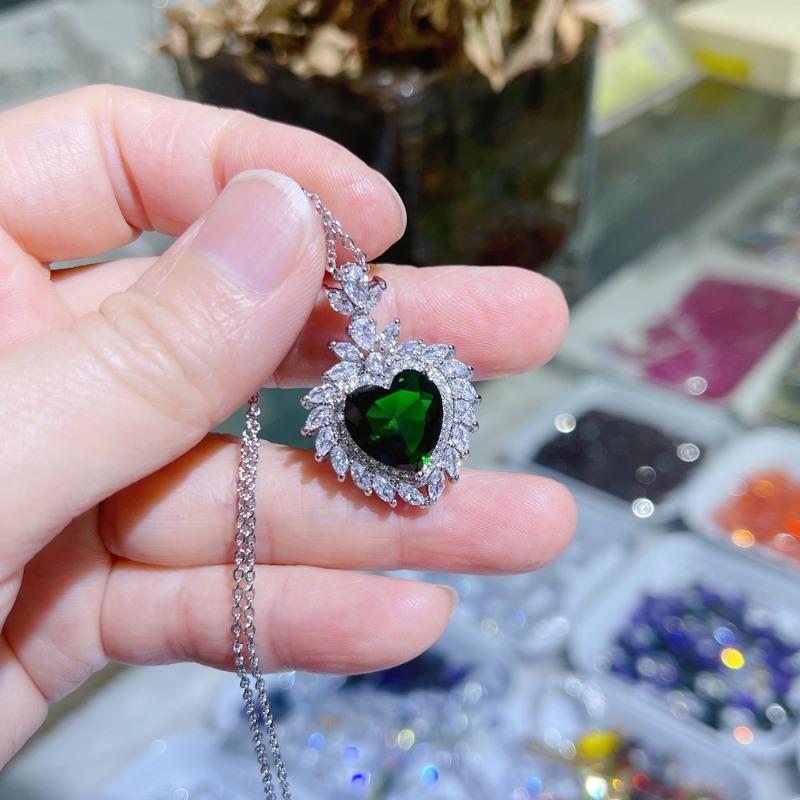 

High-quality zircon crystal copper inlaid heavy industry necklace source stylish exaggerated luxury pendant