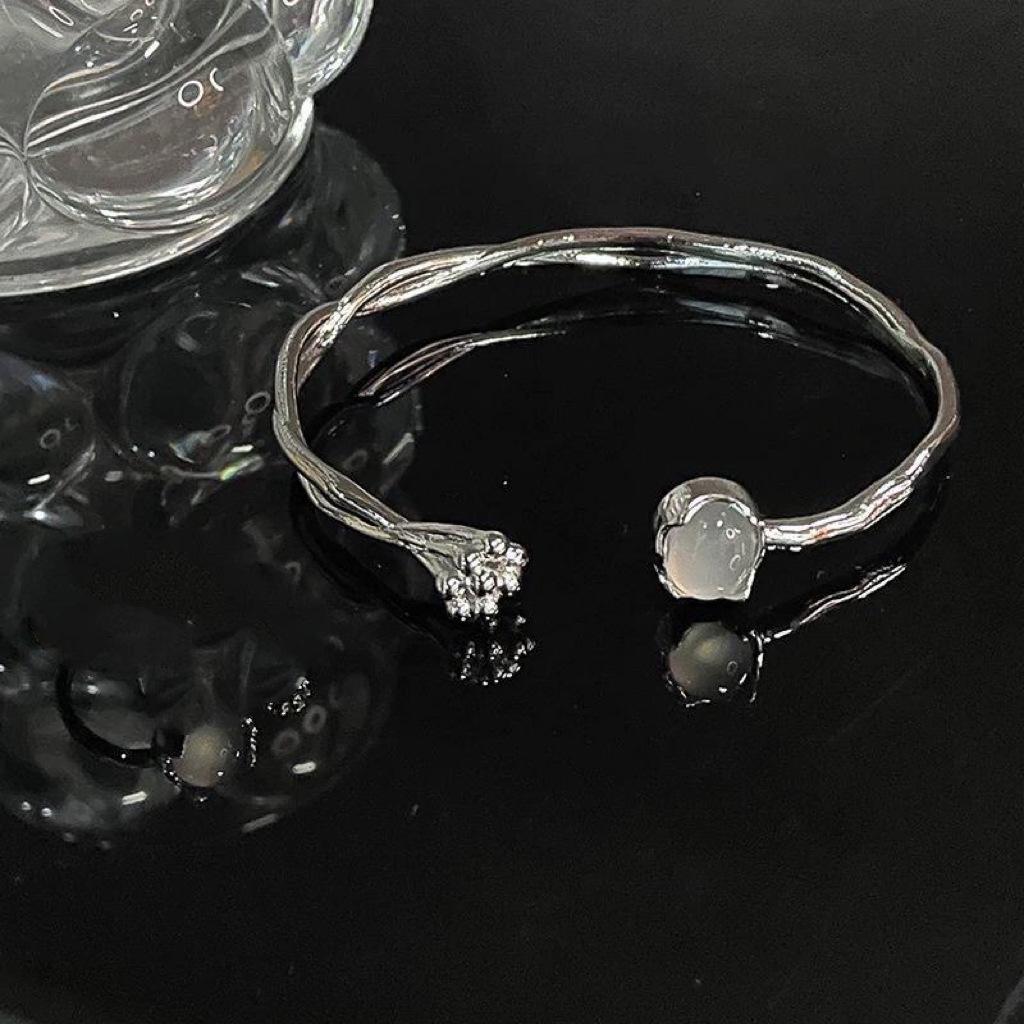 

Открытый браслет Лунный камень-бутон : Браслет из французских драгоценных камней высокого класса в холодном стиле для женщин