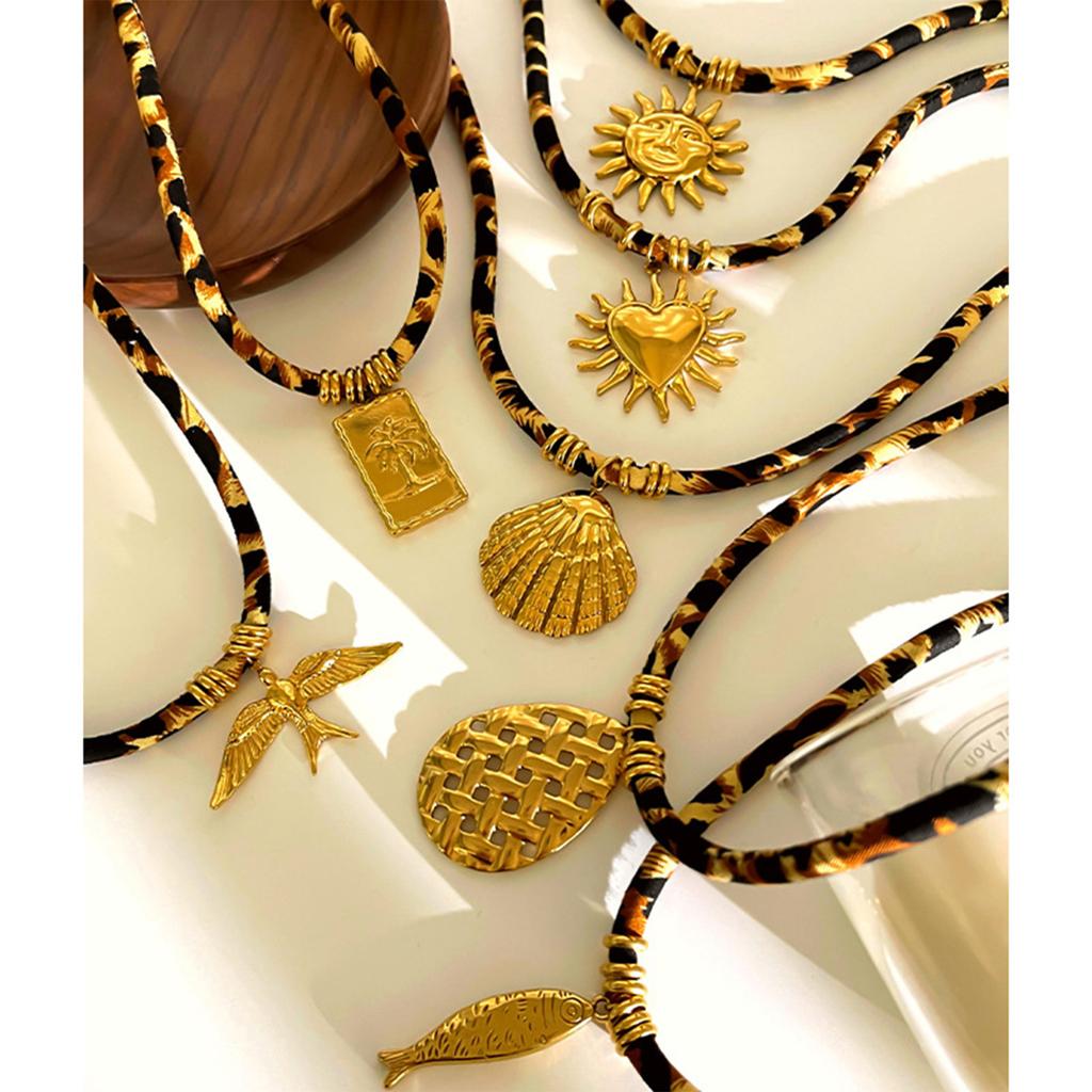 Unikalnie zaprojektowany łańcuszek ze stali nierdzewnej z nadrukiem w panterkę i zawieszką w odcieniu złota dla osób podążających za modą