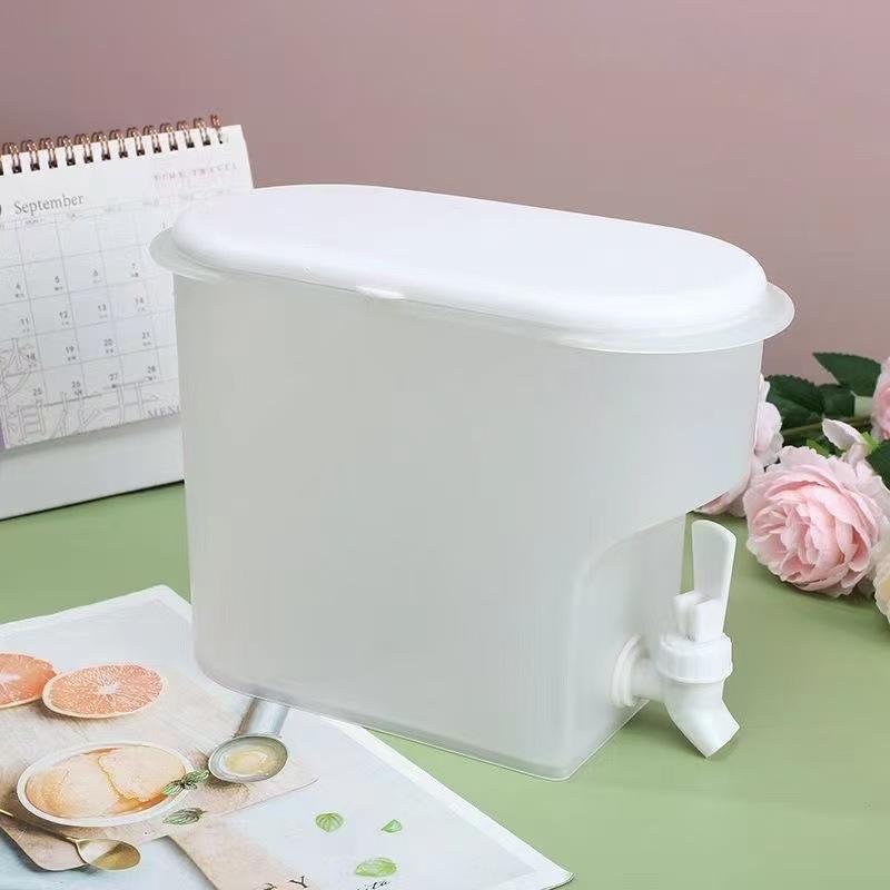 Large Capacity Japanese Plastic Cold Water Pitcher - Heat Resistant, Sealing Refrigerator Juice Teapot