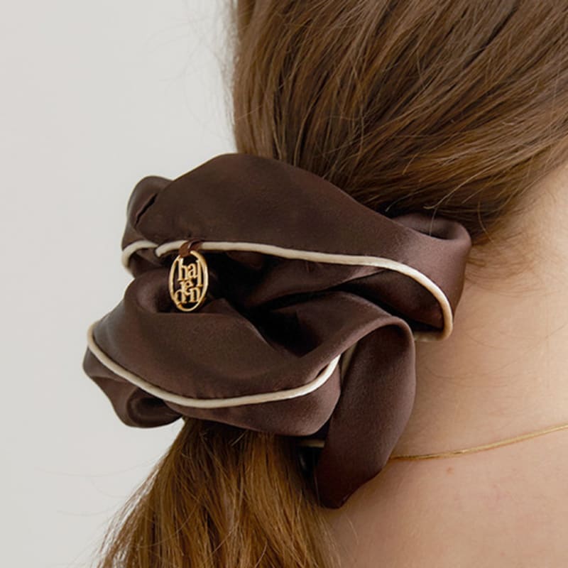 Halden Line Satin Logo Pendant Scrunchie (H010_brown)