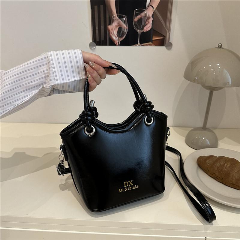 

Премиальная текстура однотонная жирная кожа иностранная газовая сумка-ведро женская новая модная нишевая корейская версия ins персонализированная сумка-мессенджер чёрный