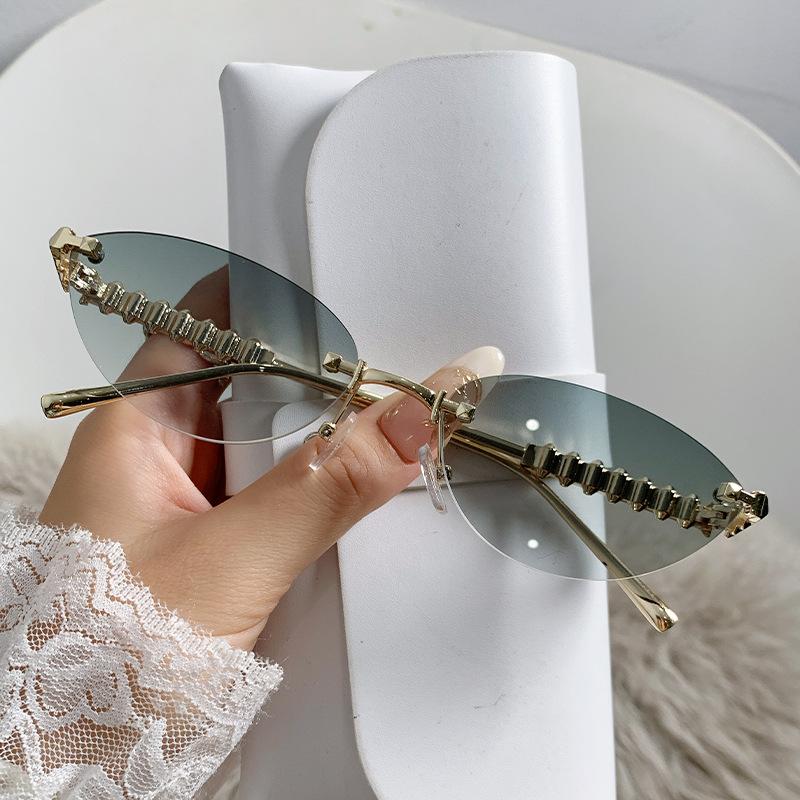 

Metallic style European and American fashion cat eye sunglasses women s high-end frameless sunglasses personalized threaded temples