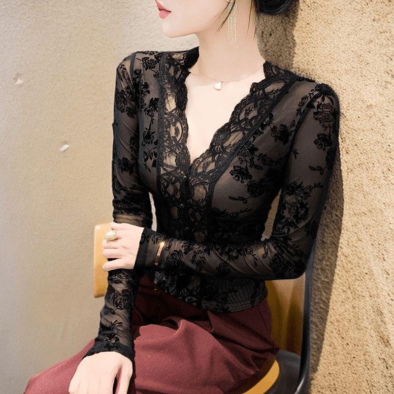 

2025 Autumn/Winter Elegant V-Neck Flocked Slimming Lace Base Layer Shirt in Black. M [80-100 lbs]