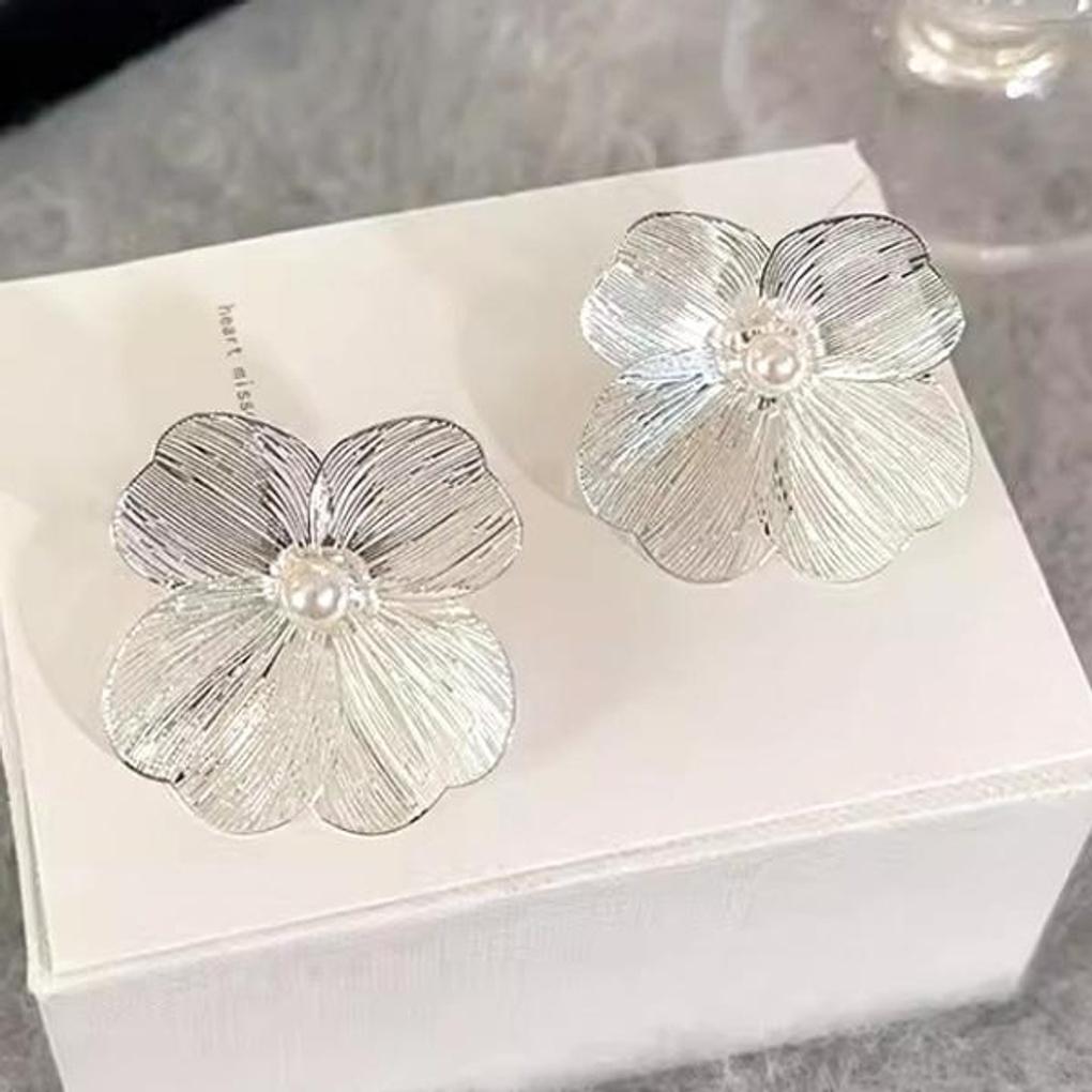 Women's Accessories Metal Flower Leaf Pearl Earrings [Silver Needle]