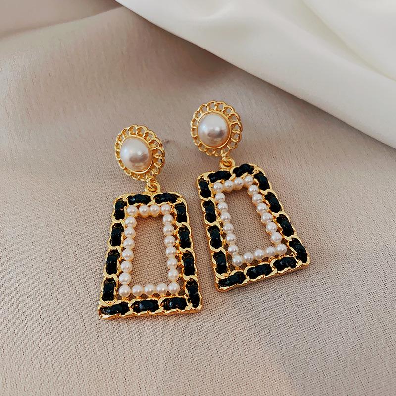 Geometrische Plissee-Ohrringe mit Glasperlen der Black Series: Elegante silberne Ohrstecker mit einem luxuriösen und vielseitigen Design.