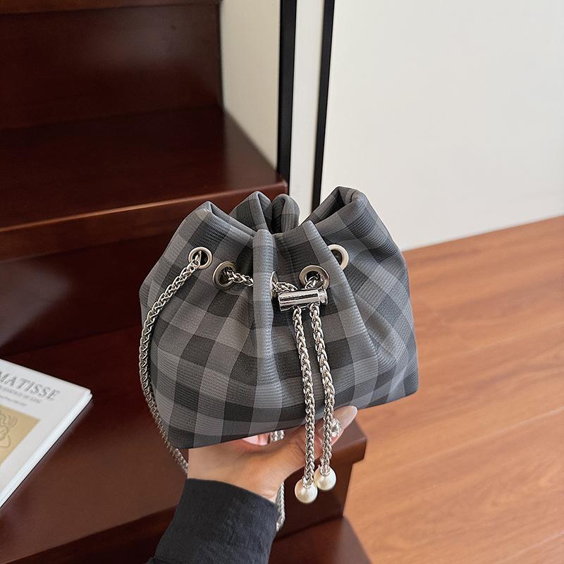 

Премиальная текстура нишевая клетчатая тканевая сумка-мессенджер лето новая трендовая модная портативная сумка-ведро женская сумка чёрный