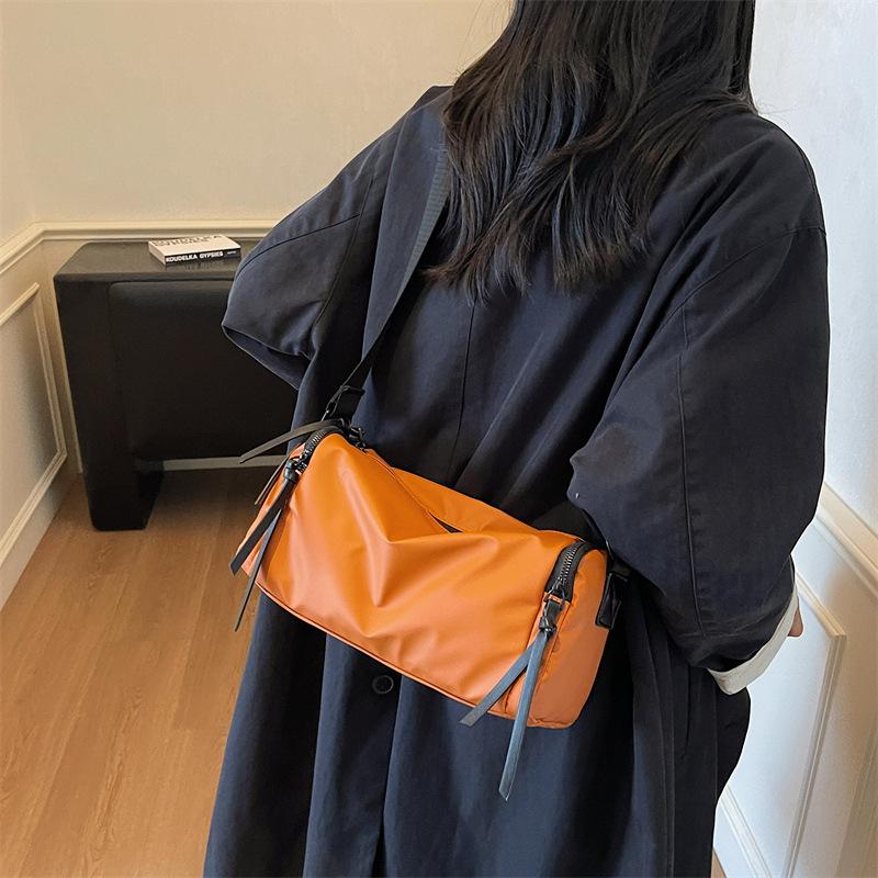 Large capacity fashion sports fitness messenger bag 2025 autumn new casual simple niche shoulder bag commuter bag