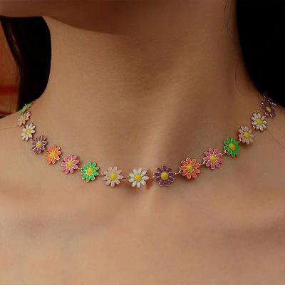 Creative Daisy Necklace: Fashionable European & American Design for Women