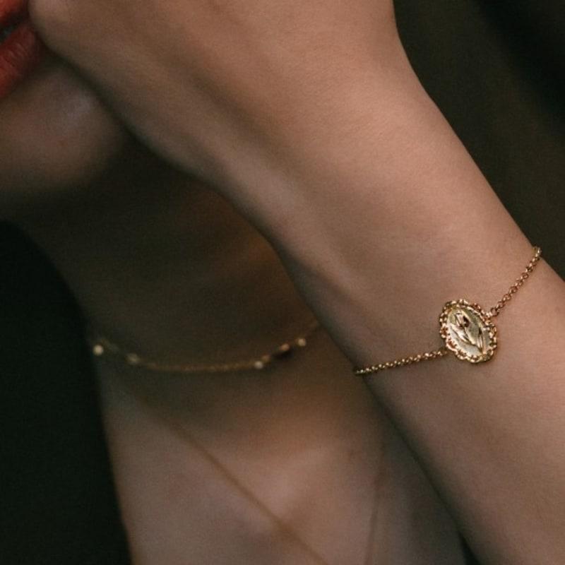 

fiore tulip lace frame bracelet gold