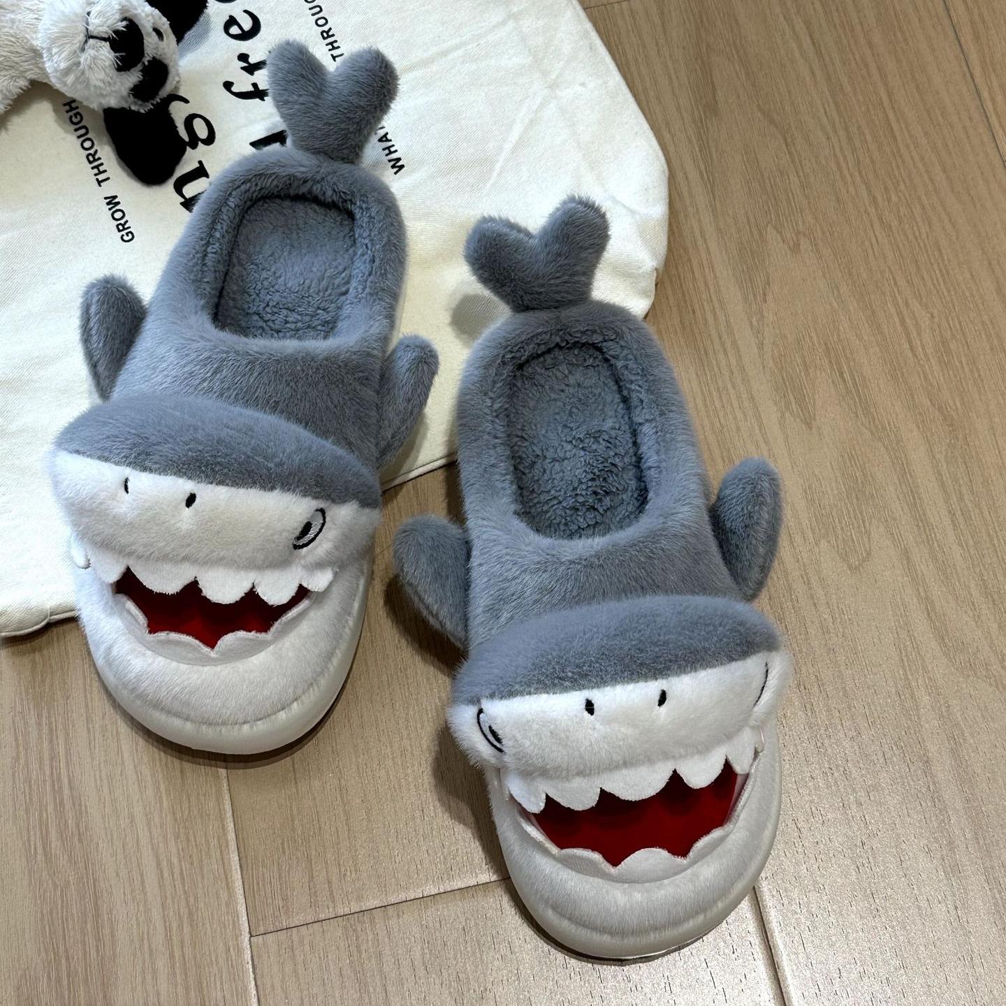 

Милая мультяшная акула, пара тапочек, хлопковые тапочки для женщин, для дома, зимнее тепло, толстая подошва, нескользящие плюшевые тапочки 44-45 серый