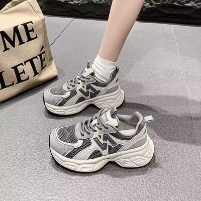 Tênis retrô de pai feminino primavera 2025 novo high-end sola grossa versátil pés pequenos e leves sapatos esportivos casuais