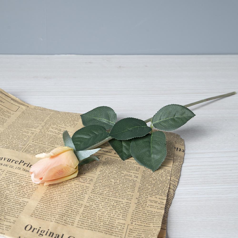 

Премиум цветок Ощущение увлажнения бутон розы Одна рука держит искусственный цветок поддельный цветок простое украшение для гостиной дома оранжевый