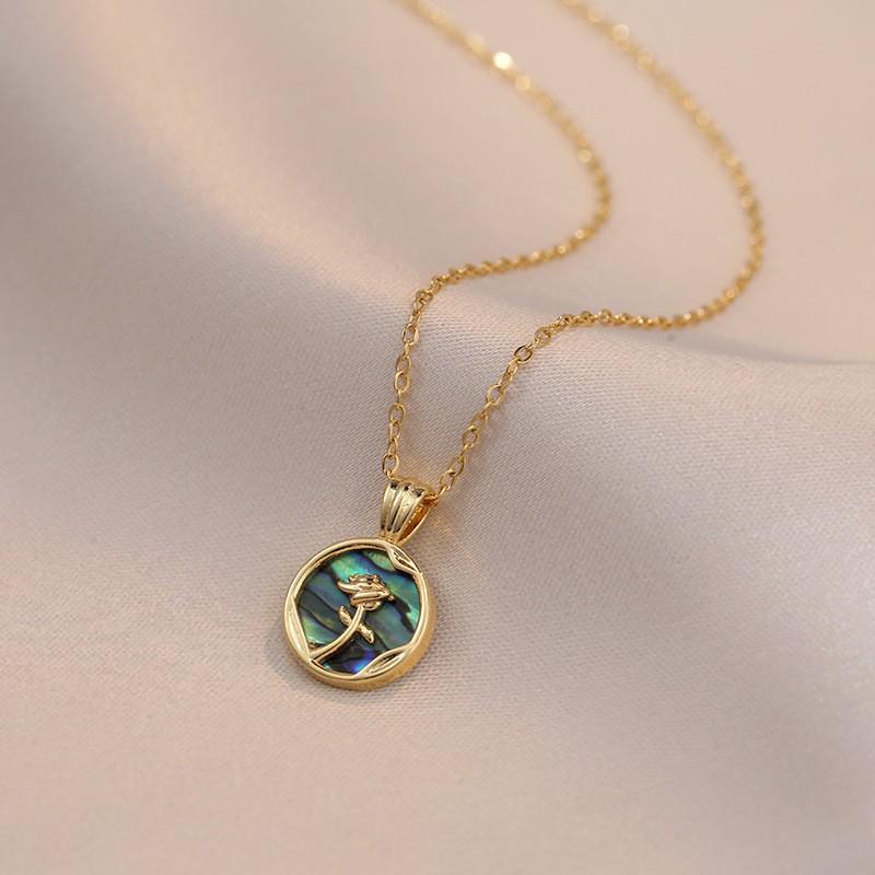 Women's Fashion Heart Pendant Necklace - Elegant, Simple Design, Versatile Clavicle Chain Jewelry