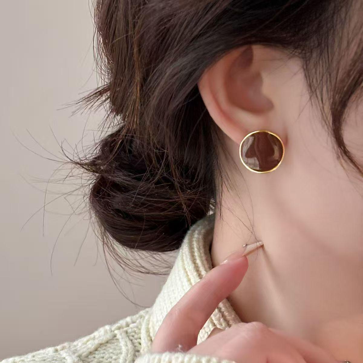 Red Retro New Year Earrings for Women: 2025 Exquisite Studs, Light Luxury Festive Fashion for Spring Festival.