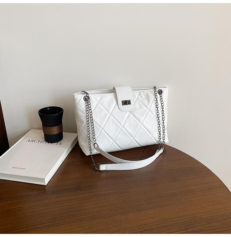 Large Capacity Diamond Chain Bag Women's 2025 New Versatile Shoulder Underarm Bag Niche Fashion Leisure Commuter Bag