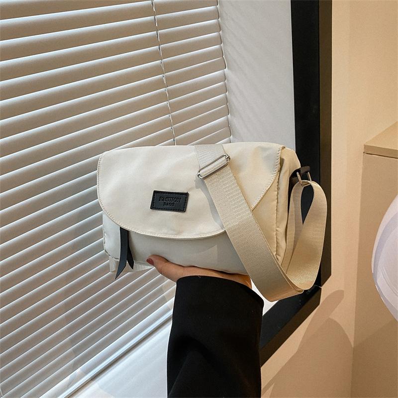 

2024 весна новая повседневная женская сумка через плечо корейской версии модная повседневная простая однотонная маленькая квадратная сумка белый