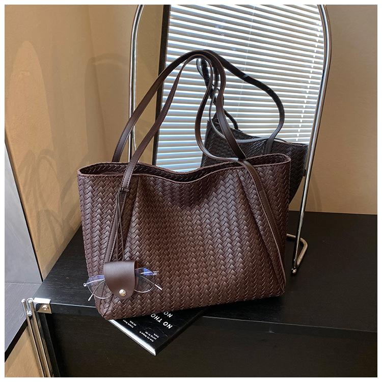 Retro woven bag women's large-capacity new autumn and winter versatile casual shoulder bag commuting