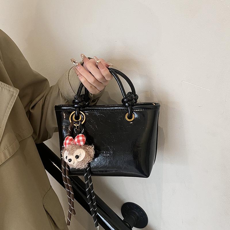 This year's popular bags are women's autumn and winter versatile 2025 new trendy fashion messenger handbag bucket bag